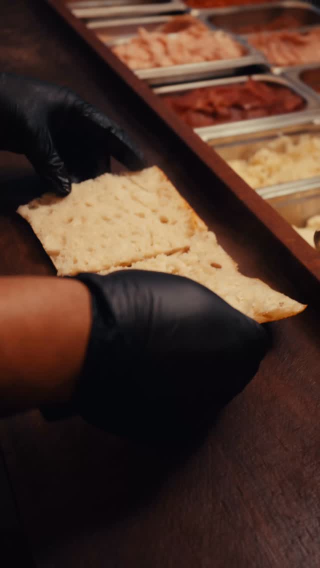 La Vegetariano 🍃🍅
Mozzarella fior di latte, crème d’artichauts, pesto rouge, roquette et tomates à l’ancienne.🤌
#novettino #focaccia #italianfood #pourtoi #foodlover