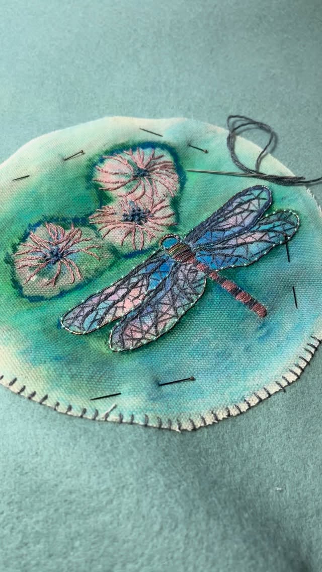 It's too late for work requiring my brain, so I am finishing some projects. This is a sample for the Watercolour Pencil & Stitch kits and workshops
Scribbling away with pencils is very therapeutic, and there is a new design in the series coming soon, Cecily's Flowers ❤️
#mossley #embroiderykit #dragonflypainting
