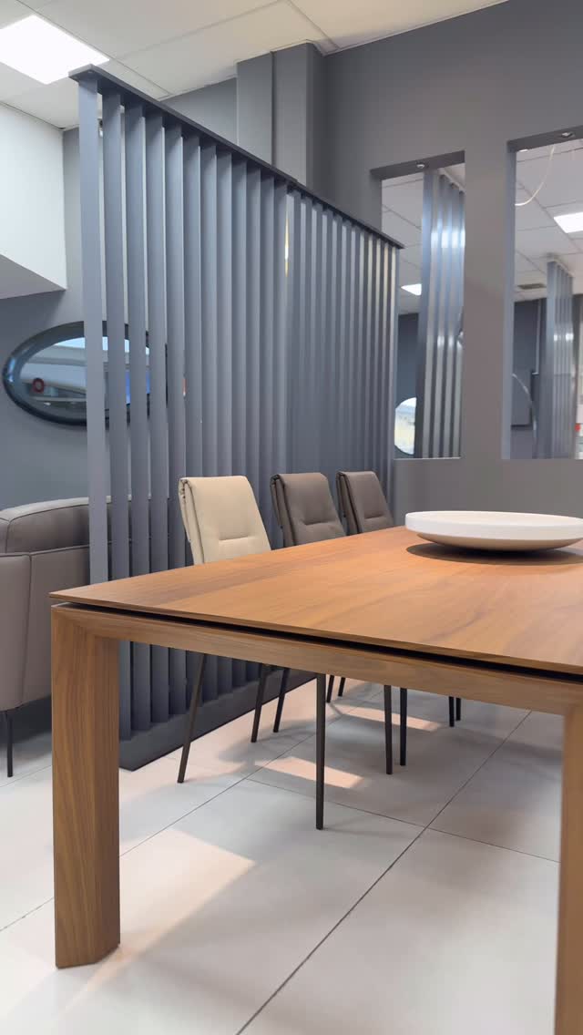 Designed by: Calligaris Studio
שולחן אומניה מגלם את הגישה של קליגריס. נוכחות מאופקת ופרופורציות מושלמות מחומרים איטלקיים משובחים.
כתבו לנו אם אתם מעוניינים בפרטים נוספים או עקבו אחרינו לקבלת השראה.
.
הקולקציה המלאה ורשימת הסניפים מחכים לכם בקישור שבפרופיל שלנו: (Link in Bio) @calligaris_israel
www.turgeman.co.il
.
#קליגריס #דן_דיזיין_סנטר #עיצוב_פנים #ריהוט_איטלקי #calligaris