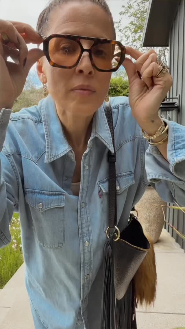 Do you love head to toe denim? Comment below ⬇️
Here is a formula below to making a very basic cozy outfit look more stylish. For me, Its been a rough week, 2 of our dogs had surgeries, and my husband has been under the weather for three days now, so nevertheless, I am in full cozy outfit style. Full nurse mode. Outfit formula:
Denim on Denim
Stylish sunnies, sneakers and bag. DONE💕
Running to get Meds, soup and the Time for a whiskey for me…..🥃Cheers my babes!
@levis @ares.tag @goldengoose @vehla @loversfriendsla #tomboyfemme
#basicoutfitideas #fashionover50 #fashionover40 #simpleoutfit