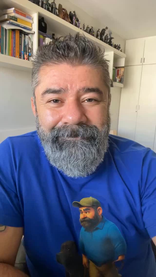 As Batalhas Invisíveis da Mente: Síndrome do Impostor e a Guerra Silenciosa Dentro de Nós
Nesse video falo sobre as batalhas internas que acontecem diariamente dentro de nós e que ninguém vê.
Exploro a síndrome do impostor, pensamentos autossabotadores e como nosso cérebro evoluiu para detectar perigos, frequentemente se voltando contra nós.
Discuto a tensão constante entre impulsos emocionais automáticos e processos cognitivos deliberados, e como a mente humana pode ser tanto o lugar da dúvida quanto da superação.
Abordo como pessoas resilientes não são aquelas que nunca duvidam, mas as que conseguem reinterpretar pensamentos negativos e construir narrativas mais realistas.
Concluo que a verdadeira coragem consiste em continuar caminhando apesar do medo, da dúvida e da insegurança.
#BatalhasInternas #SíndromedoImpostor #SaúdeMental #Neurociência #ResiliênciaMental