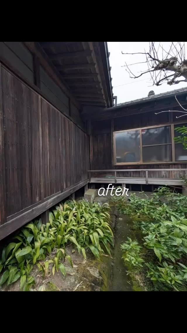 【経年変化(エイジング)を愛でる】
小田原市の雨戸改修工事の続きです。
無垢板の外観が美しい古民家の雨戸を改修しました。枠は既存のものを活かし、新しく無節無垢の杉板をはめ込みます。
無垢の杉板で造られた雨戸は、自然な風合いと経年変化が魅力的な建材。
杉特有のダイナミックな木目は使い込むほどに立体感が増し、美しさがより際立ってきます。
このような雨戸の場合、あえて無塗装にします。無塗装にすることで日光や風雨に直接さらされ、徐々に白銀色の美しい古色へと変化します。
これは「木が景色に馴染む」と表現され、和風住宅や古民家風の建物で好まれます。
#小田原
#古民家
#雨戸改修
#無垢板
#昭栄建設ひらつか