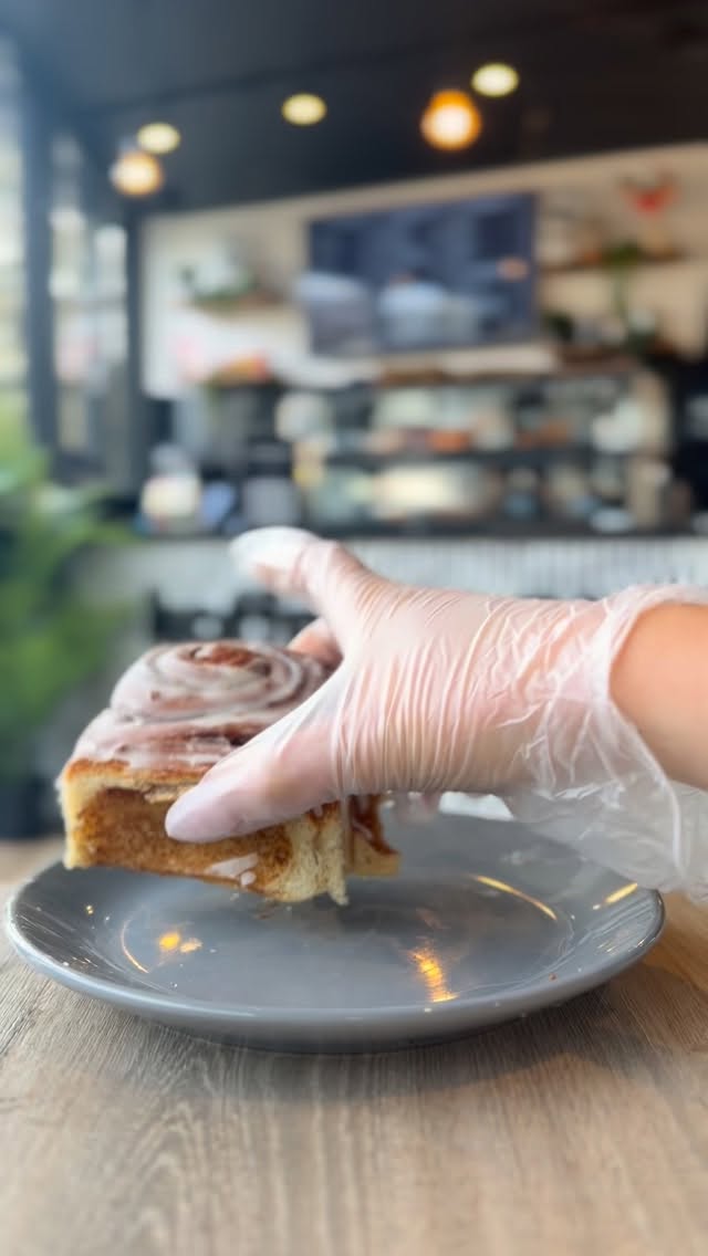 👀 ICED CINNAMON BUNS 👀 #cinnamonbuns #coffeeandcake #bakery #coffeeshop #berrylands