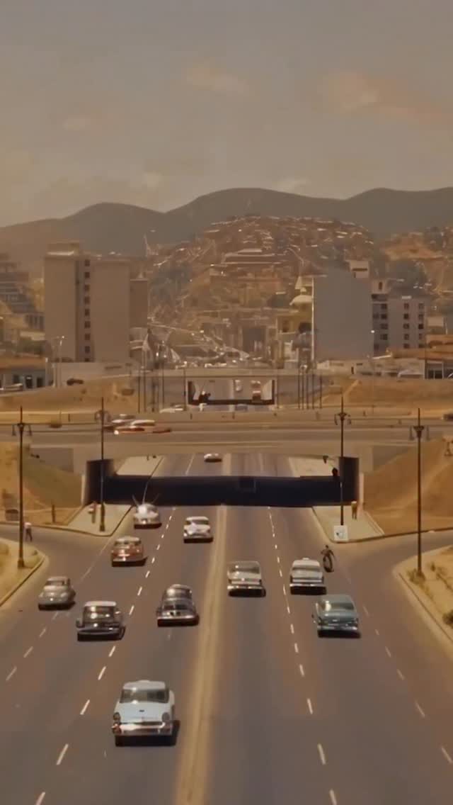 ⚠️ Video completo en mi canal
¿Tu ciudad creció o simplemente se desbordó? 🏙️
En Latinoamérica, el paso del campo a la ciudad no fue el sueño industrial que nos contaron. Ante la falta de planificación urbana, millones de personas tuvieron que “hacer ciudad” con sus propias manos, dando lugar a los asentamientos informales. El resultado es una estructura macrocefálica: centros hiperconectados frente a una periferia autoconstruida que sobrevive al margen de la formalidad 🧱
La gran trampa de este modelo es la falsa promesa de los servicios. De nada sirve que la ciudad tenga los mejores hospitales si un migrante tarda dos horas en llegar a ellos debido a la congestión vehicular. Esa “ventaja urbana” se diluye en el trayecto ⏳, evidenciando una profunda segregación socioespacial.
El error histórico ha sido intentar “arreglar” los barrios con demoliciones o diseños estéticos de catálogo. Ni el mejor render ni las teorías de Le Corbusier pueden solucionar un problema que no es de diseño, sino de economía política del territorio ⚖️ La verdadera transformación urbana empieza por entender cómo se distribuye el poder y el acceso en el suelo que pisamos.