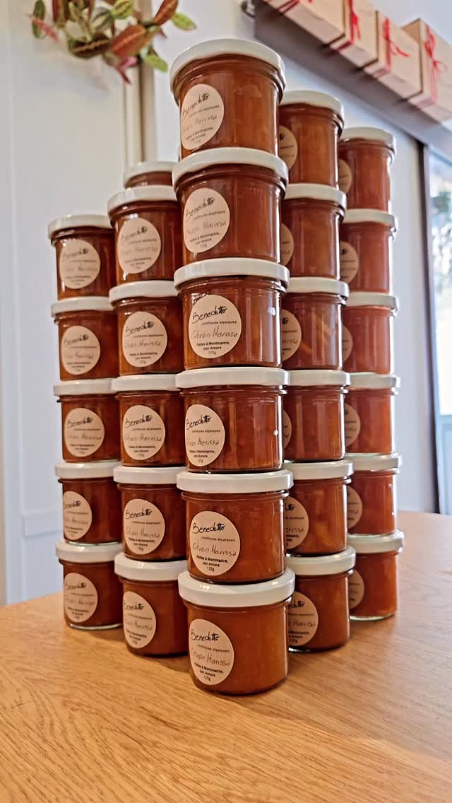 Le sens du détail 🎀
Parce qu’une confiture atypique mérite un écrin unique.
Chaque pot est habillé avec amour à #montmartre pour que le plaisir commence dès l'ouverture du paquet.
Offrez vous l'originalité ! 🎁🍋
.
.
.
.
#jam
#benedettoconfituresatypiques
#food
#reels