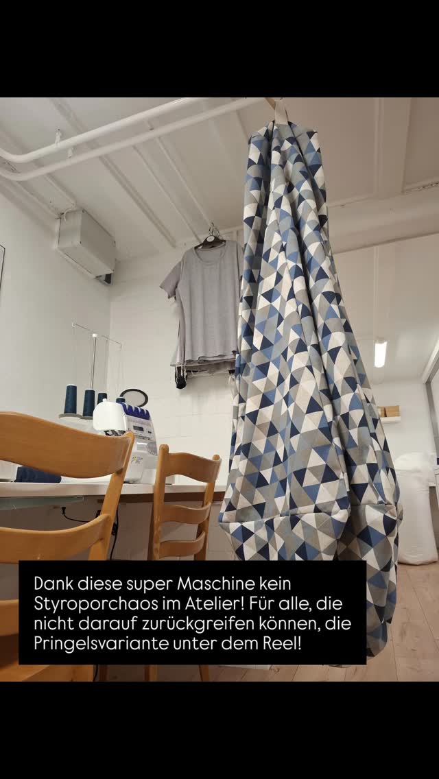 Schritt-für-Schritt
Boden der Pringlesdose abschneiden
→ ergibt ein Rohr
Kleines Loch in den Styroporsack schneiden
→ minimal kleiner als die Dose
Dose in den Sack stecken
→ möglichst dicht
Übergang gut abkleben
→ Ziel: komplett dicht (kein Rieseln!)
Deckel oben drauf lassen
→ wirkt wie Ventil
Dose in den Sitzsack stecken
→ tief hineinführen
Deckel öffnen → Kügelchen rutschen rein
→ kontrolliert, ohne „Schneesturm“
Deckel wieder drauf → zurückziehen → wiederholen