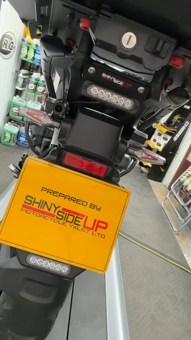 Another awesome (and rather big) install on this R1300GS featuring dual sets of lights!
We have the LoneRider MotoLights complimented by the Denali DL4’s in Amber and they look awesome!
Double EZCan all tucked away and professionally wired in to perfection for the customer!
#lonerider #bmwr1300gs #bmwgs #r1300Gs #shinysideup