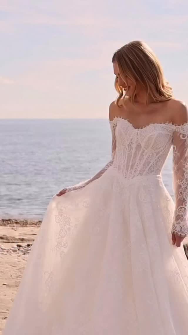 A New Chapter, A New Beginning…
#dubaiwedding #bridestobe #dubai #weddingdressdubai #فساتين