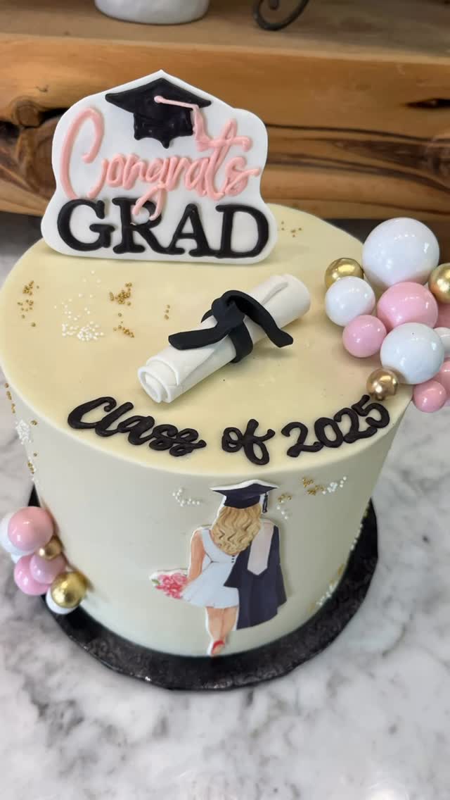 Graduation season is around the corner. This is your reminder to place that order for the cake and cookies!
#graduationcake #graduationcookies #sugarraysbakeshop