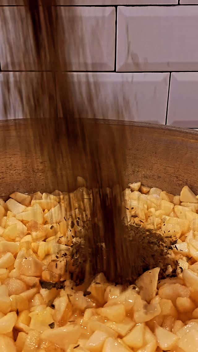 L'énigme du jour chez @benedettoconfitures
🍯✨
Prenez un fruit classique, ajoutez-y une plante sauvage emblématique du printemps... et vous obtenez une confiture de caractère qui surprendra vos plateaux de fromages ou vos viandes froides.
Qui saura nommer ces deux ingrédients cachés dans mon chaudron ? 🕵️♂️
Indice : C'est le mariage parfait entre le verger et la forêt. 🌳
#benedettoconfituresatypiques #foodiegram #food #instafood