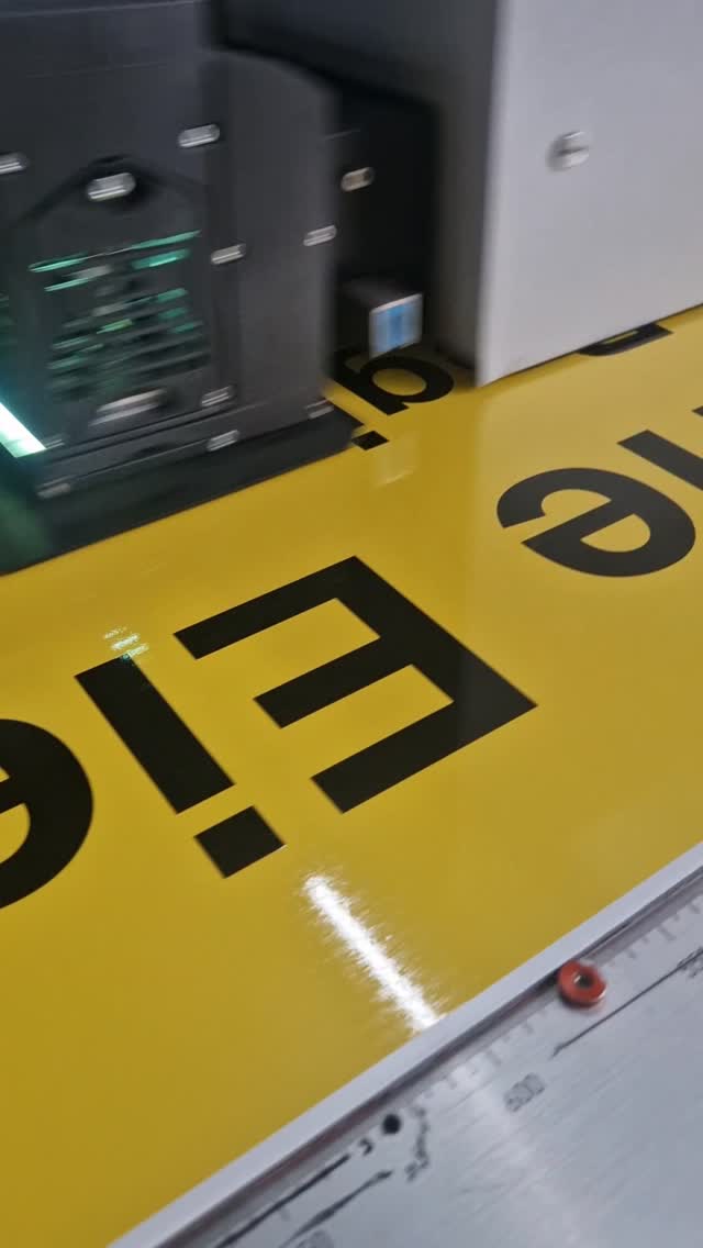 ✨ High Gloss UV-Druck für Schilder, die auffallen ✨
Brillante Farben, gestochen scharfe Details und eine edle Hochglanz-Oberfläche – so wird jedes Schild zum echten Blickfang 👀
Dank modernem UV-Direktdruck entstehen langlebige, kratzfeste Ergebnisse mit maximaler Farbintensität. Perfekt für Werbeschilder, Firmenschilder oder individuelle Designs 💥
✔ Hochglanz-Finish
✔ UV-beständig & langlebig
✔ Präzise Druckqualität
✔ Ideal für Innen- & Außenbereich
Setze auf Qualität, die sichtbar überzeugt – mit Schildern vom Werbezentrum Ostalb 🚀
#UVdruck #HighGloss #Schilder #Werbetechnik #Print Branding Ostalb Werbung