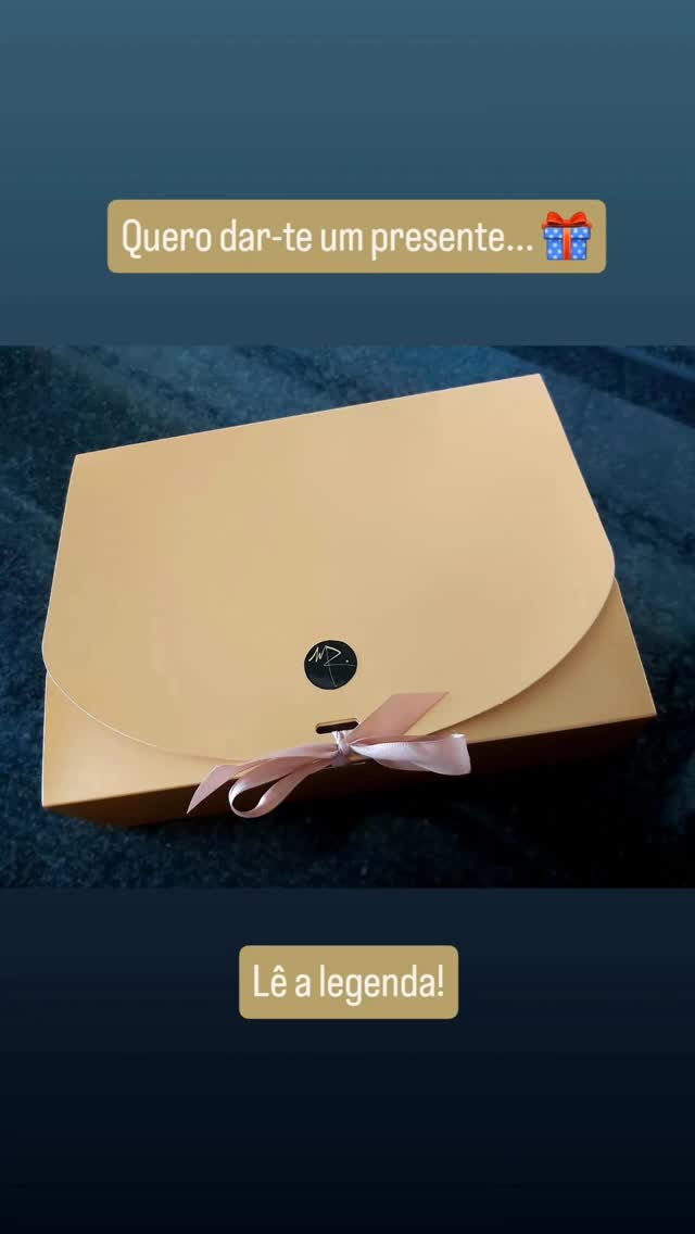 Nesta sexta feira, às 18h30, no CAC - Centro de Artes e Criatividade, em Torres Vedras, quero presentear-te com a minha "Carta Aberta"... ✍
Será apresentado um filme-performance + exposição, um trabalho realizado com a participação de um grupo de idosos do Centro de Dia da Associação de Socorros da freguesia do Turcifal. 🎬🎭🎨
✅ A entrada é livre, mas aconselho a fazeres reserva para garantir o teu lugar.
👉 Vem abrir este presente connosco e surpreende-te com emoções e memórias!
#corpomemória #cartaaberta #contagemdecrescente