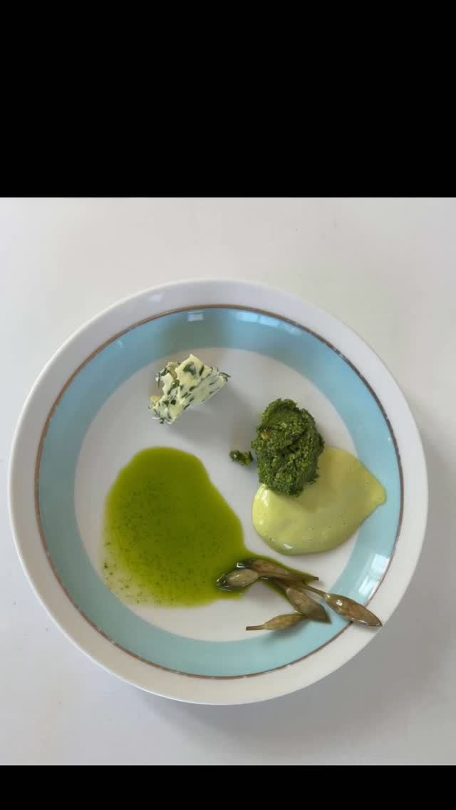 Jeg har lige sendt en lille flok glade deltagere ud af døren fra dagens workshop. Vi har været ude og plukke ramsløg. Vi har også smagt på forskellige ramsløgs “retter”, så man kan få en fornemmelse af hvordan man kan bruge dine ramsløg når man kommer hjem. Og så laver vi selvfølgelig også nogle lækre ting ud af de ramsløg vi plukker. Vil du med hvis jeg holder et til?