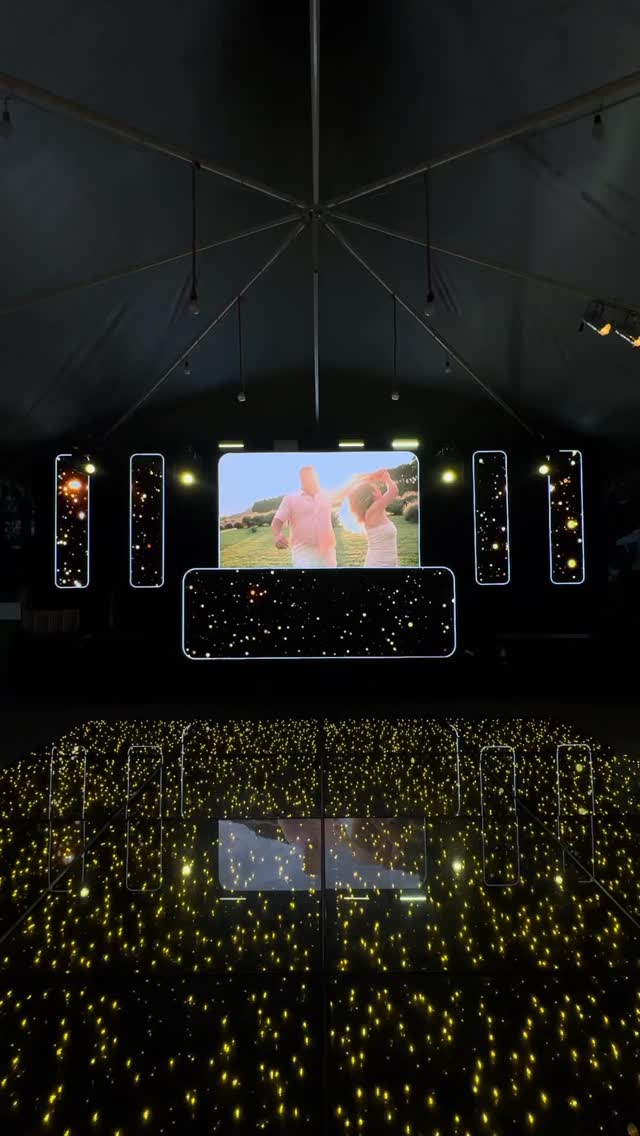 Casamento Júlio César & Taciana | 11.04.26
Um cenário encantador no Sítio Santa Rosa, em Guaragi, para celebrar uma união marcada por emoção, elegância e sofisticação.
Assinamos um projeto visual completo, onde cada detalhe foi cuidadosamente pensado para valorizar o ambiente e proporcionar uma experiência memorável aos convidados.
Painéis de LED compondo um layout imponente: um painel principal em destaque, acompanhado por duas tiras laterais de cada lado, criando profundidade e equilíbrio visual, além da bancada do DJ perfeitamente integrada ao conceito.
A iluminação teve papel fundamental na atmosfera do evento — com uma composição cênica envolvendo todo o espaço e pontos estratégicos destacando a mesa de doces e o bar, criando um ambiente acolhedor, elegante e impactante do início ao fim.
Mais do que estrutura, entregamos experiência, estética e emoção.
⭐️ Ariel Som e Luzes - #RealizandoSonhos
• Cerimonial e Decoração: @officinadasflores
• Foto e Vídeo: @guiaguilar.png
• Bar: @mwcelebrareventos
• Buffet: @quiroga_eventos
• Pista: @emartizee
• Bebidas: @nneventospg