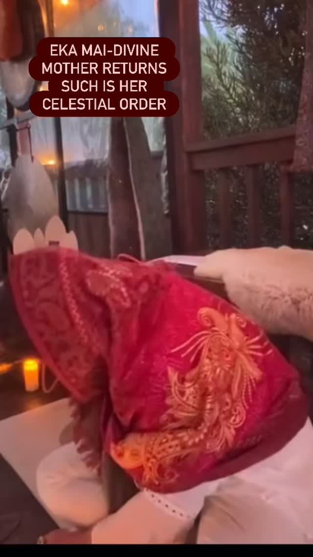 30th Pauree
Aykaa maa-ee jugat vi-aa-ee tin chaylay parvaann.
Eik sansaaree eik bhanddaaree eik laa-ay deebaann.
Jiv tis bhaavai tivai chalaavai jiv hovai furmaann.
Oho vaykhai onaa nadar na aavai bahutaa ayho viddaann.
Aadays tisai aadays.
Aad aneel anaad anaahat jug jug ayko vays. || 30 ||
The One Divine Mother conceived and gave birth to the three deities.
One, the Creator of the World;
one, the Sustainer; and one, the Destroyer.
She makes things happen according to the pleasure of Her Will.
Such is His celestial order.
She watches over all, but none see Her.
How wonderful this is!
I bow to Her, I humbly bow.
The Primal One, the Pure Light,
without beginning, without end.
Throughout all the ages,
She is one and the same. || 30 ||
#japji #aykaamaaee #ekamai #divinemother