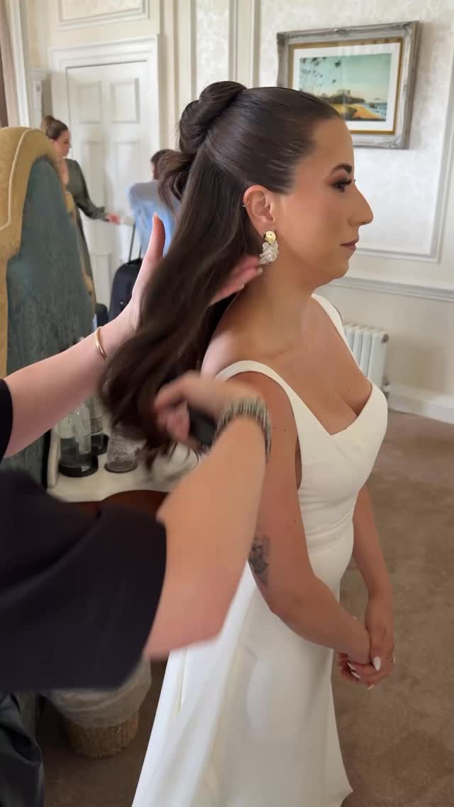 BIA ✨
2027 diary is OPEN for bridal bookings 💍✨
If you’re planning your big day and want a glam that feels like you, I’d love to be part of it 🤍
Dates are already starting to fill
Enquire via the contact form (link in bio) 💌
#londonbridalhairstylist #bridalhairstylist #bridalbookings #2027bride #destinationwedding