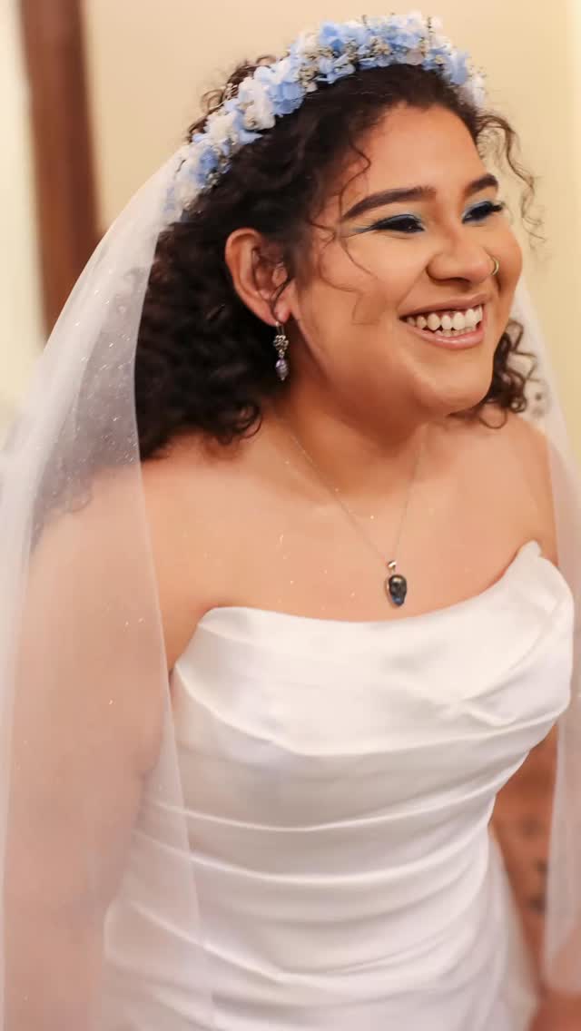 ✨Enhanced natural curls to elevate the brides best self on their wedding day ✨
Beauty/Photo: @kayveda_bridal
Jewelry: @sea.gravez
Hair: @kayveda_bridal
Makeup: @beatsbyhannahx3
Photography: Catching moments\\ @kayveda_bridal
Coordinator: @eventswithambar
Venue: @dumboloft
#bridalhairandmakeup #nycbridal #nycweddingphotographer #nycweddinghairstylist #weddinginspiration