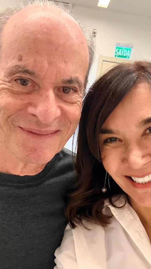 Um resumo de um Abril inesquecível, onde a voz foi a protagonista absoluta. ✨🎞️
1️⃣ Bastidores: Tive a alegria de realizar a preparação vocal do ícone, que sou muito fã, @neymatogrosso . Foi desafiador, maravilhoso e inesquecível!
2️⃣ Celebramos o Dia Mundial da Voz com arte, cuidado e saúde! Obrigada querida @raquelhelenfortes e o pianista @ericofbezerra pela apresentação belíssima nesse dia tão especial no @hslpucrs !
3️⃣ Estudo: Concluí mais uma etapa da pós-graduação em Voz Profissional e Coaching Vocal em São Paulo no @cevbr ! Obrigada @mbehlau e @julianafbenatti e equipe do CEV. Conhecimento que se transforma em cuidado!
4️⃣ Conexão: Atendimentos clínicos com vozes de diversas áreas — da política, teatro, canto, educação.
5️⃣ Ciência: Atualização no encontro Multiplica Disfagia- @freseniuskabibr, muito obrigada pelo convite.
Grata por cada encontro e pela confiança em meu trabalho. Qual foi o momento de abril que mais marcou você? 👇 #voz #preparaçãovocal #diamundialdavoz #fonoaudiologia#coachingvocal