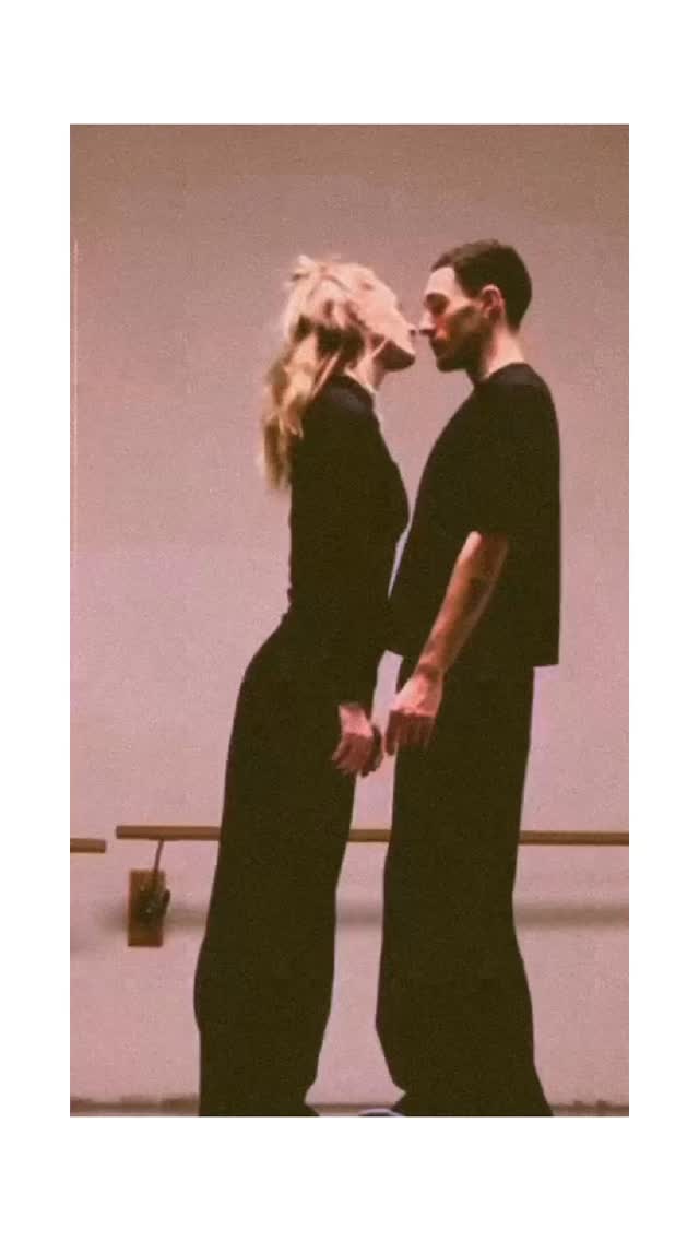 Mænd og kvinder…
Set fra et energetisk perspektiv er der forskelle, som kan hjælpe os til at forstå både os selv og hinanden bedre.
I taoistisk tradition beskrives det sådan:
Kvinden er som månen — hun bevæger sig i følelser, sansning og det, der skifter. Manden er som solen — han bærer en mere direkte, fremadrettet livskraft.
Dette betyder overordnet set at kvinder - som udgangspunkt har mest yin energi. Dvs. hun har en stærk følelsesmæssig og energetisk sensitivitet (månen). Hendes opgave går derfor ud på at centrere og stabilisere hendes følelsesenergi for ikke at miste sig selv i relation til andre. Hvis dette sker, kan hun blive for kontrollerende og styrende i forhold, og hun vil forsøge at ændre på sin mandlige partner.
Mænd er mest repræsenteret af yang energi (solen). Han har en stærk seksuel/essentiel energi, som han bør lære at regulere - altså lære at cirkulere energien i kroppen i stedet for at aflade den. Hvis ikke at han lære dette, vil han blive overvældet af rastløshed og søge konstant behov for stimulation, jagte noget der giver et kick - og mangle indre ro.
Mødet imellem en mand og kvinde er ifølge taoismen ikke kun romantisk foranstaltet, men har også spejlaspekt i forhold til at lære at integrere det modsatte princip i sig selv:
Kvinden skal finde sin indre struktur, retning og ro.
Manden skal finde sin indre sensitivitet, nærvær og følelsesmæssige dybde.
Dette kan meget hurtigt komme til at lyde meget stereotypeagtigt i forhold til kønsroller og her er det, at Gene Keys har et interesant input. For uanset køn, så har vi nogle arketypiske prægninger, der er opbygget af både yin og yang energi. Her er det ikke kønsbestemt på den måde - kønnet er sat fri.
Der er især disse to sfærer i din hologenetiske profil, der er interessante at lære at kende, hvis du skulle få lyst til at dykke mere ned i dette emne.
Tiltrækningssfæren (kemi, begær, mønstre)
* Vores uafklarede mønstre i relationer
* Vores seksuelle energi i rå form
EQ-sfæren (følelsesmæssig intelligens)
* Relationelle sår, tilknytning, følelsesmæssige mønstre
* Det er her, vi bliver trigget, åbnet, ramt
Jeg hjælper gerne med indblik og klarhed…
Kærlig søndagshilsen,
Pernille