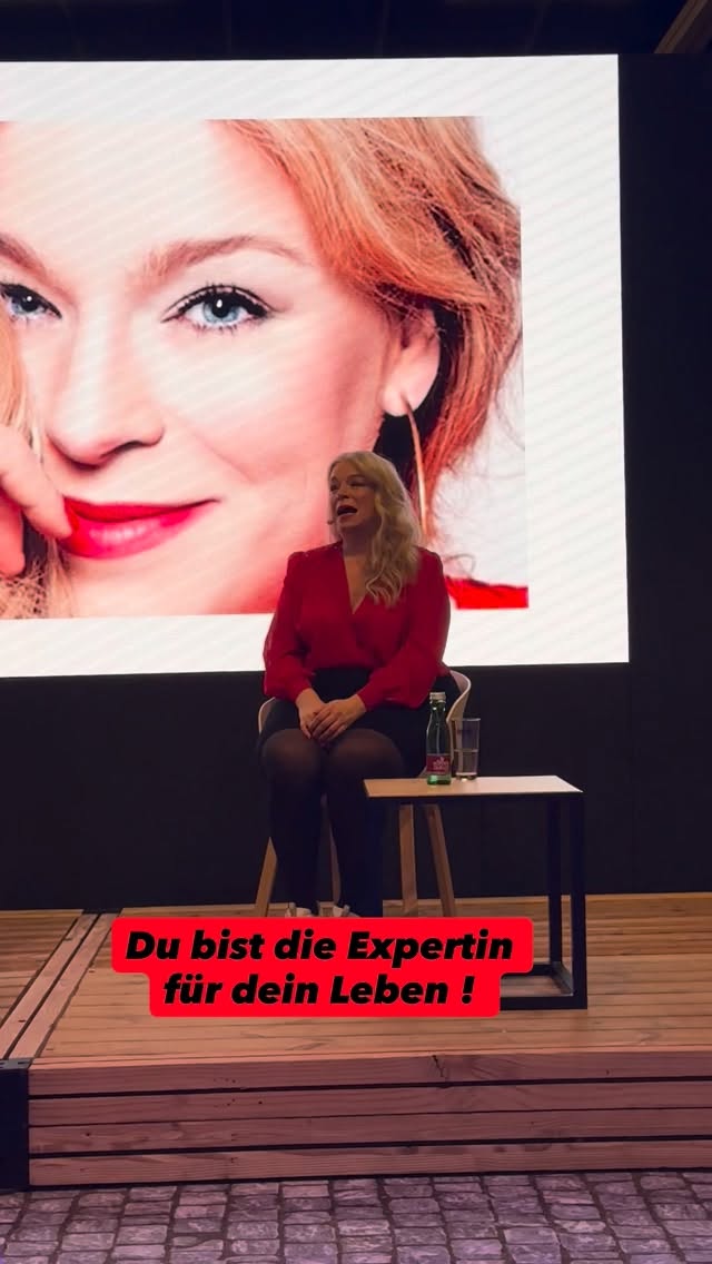 Du weißt bereits, was du brauchst. 💚
Manchmal sind wir so beschäftigt damit, für alle anderen da zu sein, dass wir vergessen, uns selbst zu fragen: Hey – wie geht es dir eigentlich?
Ich war gerade als Speakerin für mentale Gesundheit auf der @fiboofficial und die Frage, die mir dort am häufigsten gestellt wurde, war: Wer kommt eigentlich zu dir ins Coaching?
Menschen, die an sich zweifeln. Die viel zu streng mit sich sind. Die endlich lernen wollen, Grenzen zu setzen und besser für sich zu sorgen. Die spüren, dass da mehr in ihnen steckt und die wieder lernen wollen, sich selbst zuzuhören.
Im systemischen Coaching schauen wir nicht nur auf dich allein, sondern auf alles, was dich umgibt deine Beziehungen, deine Muster, dein Umfeld.
Denn du bist nie das Problem. Du bist Teil eines Systems. Und genau da setzen wir an.
Ein erster Schritt für dich heute: Stell dir eine einzige Frage. Was brauche ich gerade wirklich?
Nicht was du solltest. Nicht was andere erwarten. Was du brauchst.
Du bist die Expertin für deine Lösung. 🌿
Hast du heute schon in die Wolken geschaut? ☁️
Du möchtest wissen, wie das für dich aussehen kann? Schreib mir einfach eine Nachricht oder buche dir direkt ein kostenloses Erstgespräch. Den Link findest du in meiner Bio