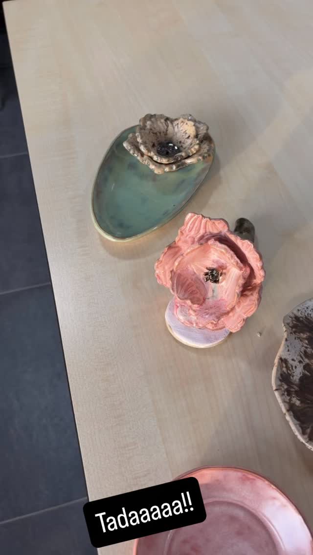 En de 2e oven is klaar! Nog wel een bloemetje redden😅 Het liep toch harder dan gedacht. Verder mooie schalen van de vriendinnen van Lisette 😊