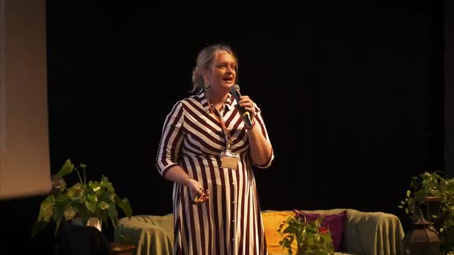 On nous vend souvent l'entrepreneuriat comme un long fleuve tranquille.
Mais la vérité ? Oser, ce n'est pas facile. C'est même putain de terrifiant.
Dans cette vidéo qui résume La Journée des Patronnes, il y a toute mon âme. Il y a la réponse exacte à la question : Pourquoi je fais ce métier depuis 20 ans ?
Écoutez bien les mots de cette vidéo.
Écoutez la sagesse de Solène Feig sur la multipotentialité.
Écoutez Caroline Ebel briser les plafonds de verre.
Écoutez Véronique Mauloise pulvériser les tabous sur l'argent
Et surtout, écoutez cette urgence d'OSER.
Pendant des années, j'ai cru que mon fonctionnement atypique, mon cerveau en arborescence et mon intensité étaient des défauts qu'il fallait cacher sous le masque de la "bonne élève".
J'ai cru que pour réussir, il fallait se lisser, se sur-adapter, demander la permission.
Aujourd'hui, j'ai compris.
Mon "Pourquoi", c'est ce cri du cœur : c'est ma quête pour un monde où chaque femme connaît et incarne sa propre valeur, sans avoir besoin de la permission de personne.
Ma mission, c'est de vous donner les outils stratégiques et l'Architecture pour que vous puissiez bâtir des empires à votre image, en étant pleinement et audacieusement vous-mêmes.
Pour que vous n'ayez plus jamais à douter que vous êtes la boss, merci bien.
Oser se lancer, oser changer de voie, oser assumer sa singularité et ses tarifs... ça demande un courage immense.
Ça demande de traverser le chaos.
Mais vous n'avez plus à le faire seules.
Regardez cette vidéo.
Imprégnez-vous de cette énergie viscérale.
La réussite ne se trouve pas dans une méthode "copier-coller".
Elle se trouve dans l'Authenticité Radicale
Chaque femme qui se lève pour elle-même inspire une autre à faire de même
Alors, qu'attends-tu pour prendre ta place ?
Ose être toi, bordel ! 🪓
@a_ronde_des_murmures
@veroniquevitruveconcept
@virginie.diss
@camille.michalak
@elodielunessence
@solenefeig
@assiettes_gourmandes
@leweddinggang
@virginie__renaud
@360degresnorth
@caroline_ebel_coach
Vidéo : @kywwie_films