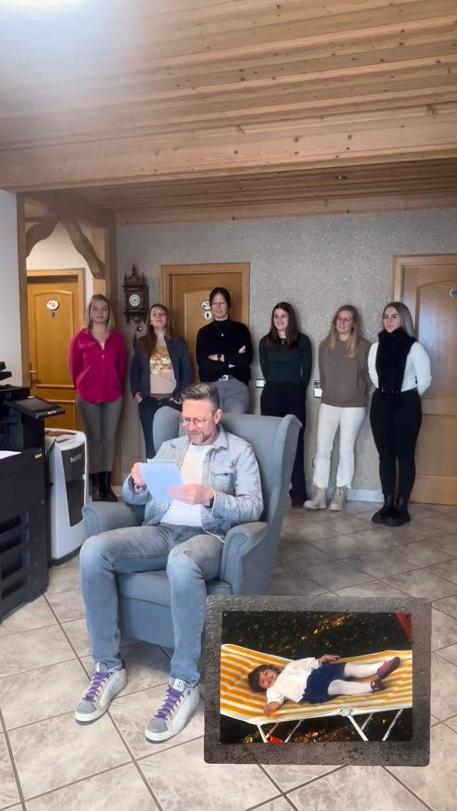 Kleiner Throwback gefällig? 😄
Wir haben ein paar alte Kinderbilder rausgekramt… und versuchen herauszufinden, wer wer ist 👀
Na, hättet ihr ein gutes Händchen dafür?
#CermakReisen #TeamMoment #Throwback #SpaßImBüro