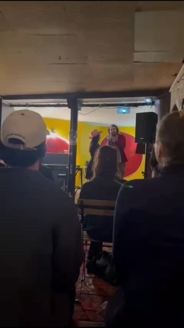Bin gestern in Paris aufgetreten und hab am Nachmittag extra etwas zum Tagesthema "teeth" geschrieben 🎉
Übrigens war das gestern exakt die 800ertste Bühne auf der ich gestanden habe!
@spokenword_paris