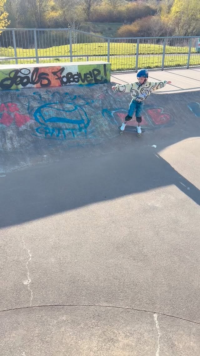 ☀️ Soaking up the sun while shredding the park! Come join us next week!
🗓️ Every Tuesday for kids over the summer at Kirkintilloch Skate Park.
🔗 booking on bio
#surfskate #getonboard #movement #glasgow #kirkintilloch