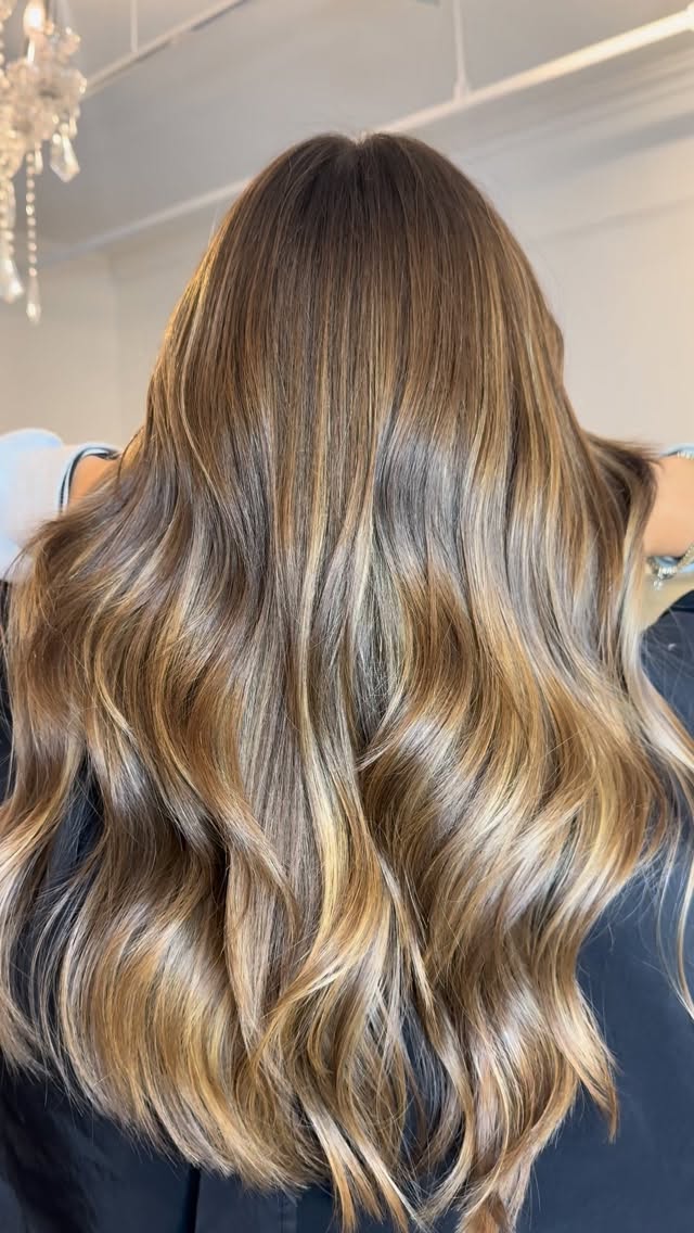 This look was designed with intention: clean dimension, seamless movement, and a finish that feels as refined in daylight as it does under evening lights. The kind of hair that doesn’t ask for attention, but naturally holds it.
Our stylist focused on precision placement and a tailored tone to complement her features and lifestyle, because true luxury is never one-size-fits-all.
Hair by @ashlee.elizabeth.hair
#chicagobestsalon #chicagostylists #chicagoextensions