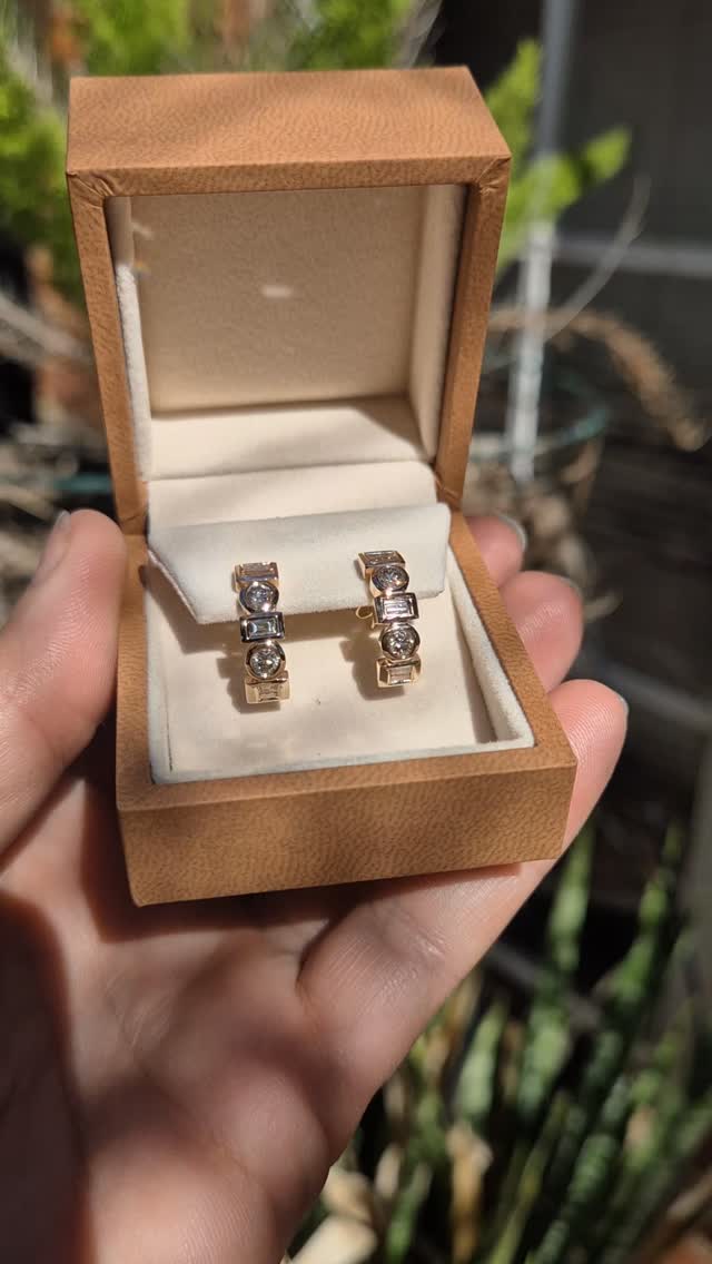 Just finished!
From an old unworn out dated ring - into a new statement pair of earrings! What a transformations!!!
#midwestjeweller #handmadearrings #jeweller #diamonds