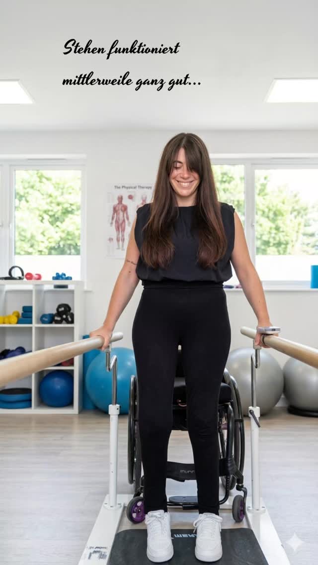 âStehen ist fĂŒr mich aufgrund meiner QuerschnittlĂ€hmung heute viel mehr als nur eine aufrechte Haltung.
Es bedeutet der Welt auf Augenhöhe zu begegnen.
Ich vermisse auch die Freiheit einfach loszulaufen.
Dennoch:
Heute definiere ich Laufen neu.
âMan kann aufrecht sein, ohne zu stehen.
âMan kann vorankommen, ohne einen Schritt zu machen.
âVielleicht sind meine Beine still geworden, aber mein Weg ist es nicht.
Denn ich weigere mich, stehen zu bleiben!
P.S. Die Gehsequenz ist leider nur KI đ