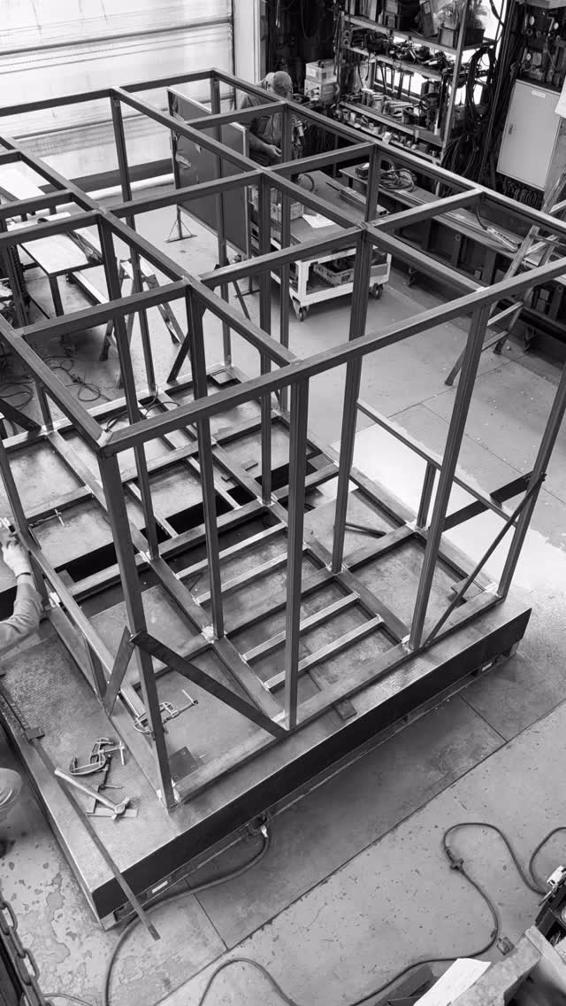 短納期対応中。
親方と、元気印のMさん。
経験豊富なベテラン職人コンビです!
息の合った動きと、確かな仕事。
こういう場面での頼もし