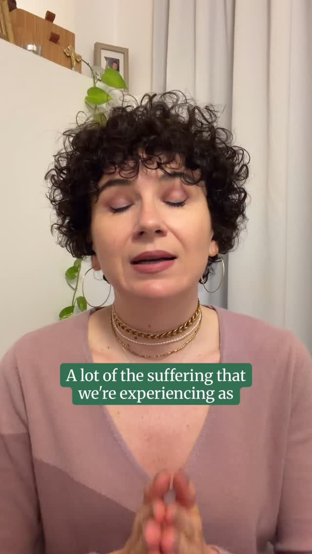 A lot of us are still suffering as adults…
because a part of us is still longing for a different childhood.
Still hoping it could somehow be different.
Still trying, often unconsciously, to change our parents…
or to finally receive what they were never able to give.
And it doesn’t stop there.
We often attract people who recreate those same dynamics,
and without realizing it, we keep reliving our childhood…
again and again…
because we haven’t made peace with it.
In this video, I invite you into a simple but powerful exercise:
To give up the hope that your childhood could have been different.
To give up wishing your parents had been different.
To give up wishing the love you received had been different.
Not as a form of giving up on yourself…
but as a way of finally setting yourself free.
If you try the exercise, I’d really love to hear from you.
Tell me in the comments how it felt for you ❤️