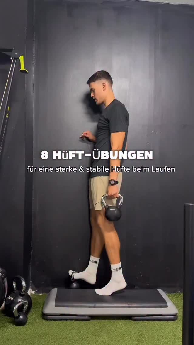 Jeder Schritt beim Laufen wird durch die Hüfte initiiert.
Sie steuert die Kraftübertragung zwischen Ober- und Unterkörper und stabilisiert das Becken in der Standphase.
Eine gut trainierte Hüftmuskulatur reduziert Energieverluste, verbessert die Laufökonomie und senkt das Risiko für Überlastungsverletzungen.
1 Pezzi Ball Abduction
👉 Mehr Beckenstabilität durch gestärkten Gluteus Medius
2 Box Knee Drive
👉 Weniger Probleme im Hüft-Beuger trotz zahlreicher Schritte beim Laufen
3 Copenhagen Plank Up & Down
👉Stärkt Adduktoren in größerem Bewegungsradius und reduziert dadurch Verletzungen
4 Single Leg Box Squat
👉 Beckenkontrolle ist notwenig um die einbeinige Übung zu kontrollieren, dadurch stabile Knieachse
5 Standing Knee Raise
👉Hüftbeuger wird gestärkt in Lauf ähnlicher Position
6 Single Leg Deadlift + Knee Drive
👉 Kombination aus Hüftstreckung und Beugung, perfekter Übertrag ins Laufen
7 Weighted Copenhagen Plank
👉 Mehr Hüftstabilität durch maximal gestärkte Adduktoren
8 Banded Abduction
👉 Gluteus medius Aktivierung, dadurch verhindertes Hüftabsinken