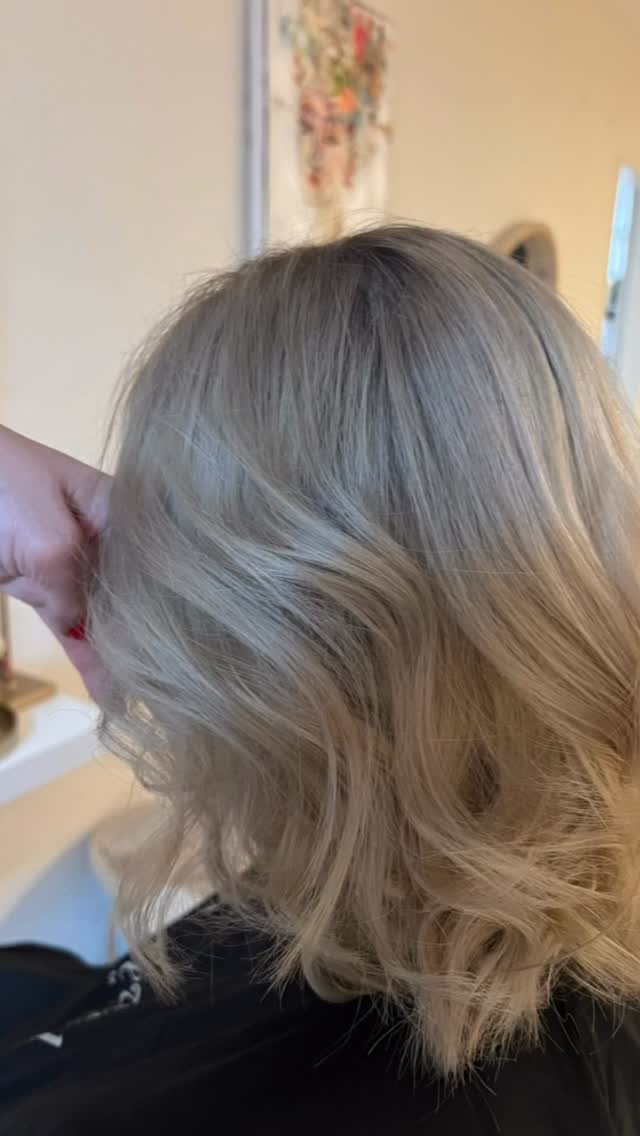 Natürlicherer Ansatz mit Root Shadow | Bel Hair
Bei dieser Kundin war der Übergang am Ansatz zu hart.
Mit einer Root Shadow Technik haben wir den Ansatz weicher verblendet und für einen natürlicheren, harmonischeren Verlauf gesorgt.
So wirkt das Blond insgesamt edler, gepflegter und wächst schöner heraus ✨
Ideal für alle, die sich ein blondes Ergebnis ohne harte Ansatzkante wünschen.
📍 Bel Hair Küsnacht / Zürich