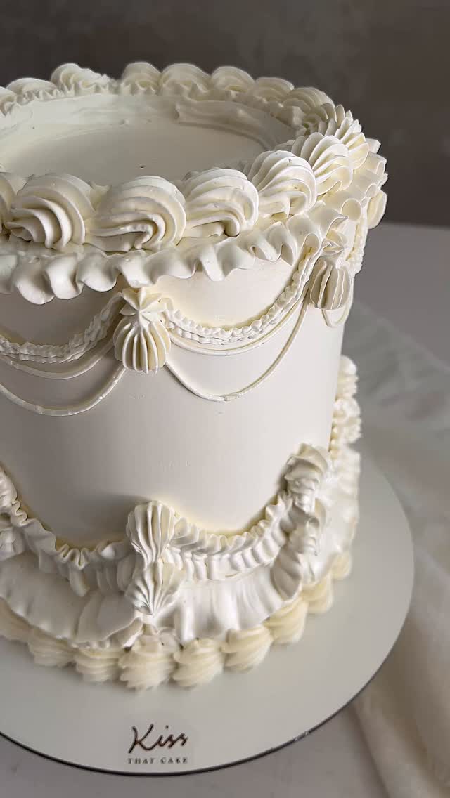 Finely piped
#cake #lambeth #lambethcake #timelessdesign #kissthatcake
