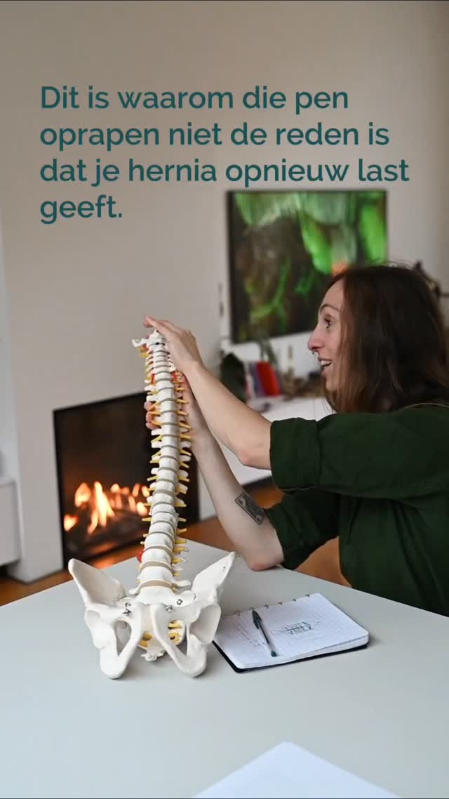 Veel mensen denken dat een hernia ontstaat door één verkeerde beweging.
Maar in werkelijkheid is het vaak het resultaat van wat je de hele dag doet.
Je rug kan best wel wat aan. Tien keer vooroverbuigen vanuit je stoel? Geen probleem.
Maar die belasting stapelt zich op.
Zie het als een creditkaart: één kleine betaling voel je niet, maar als je blijft betalen zonder herstelmoment, raakt je limiet stilaan bereikt.
En dan is het soms net die ene beweging, een stylo oprapen,die de emmer doet overlopen.
Niet omdat die beweging zo zwaar was, maar omdat je rug al “op” was.
Een hernia en zijn pijn is dus zelden plots.
Het is vaak het gevolg van opstapeling, met te weinig variatie en herstel.
Niet die stylo die je wou oprapen!