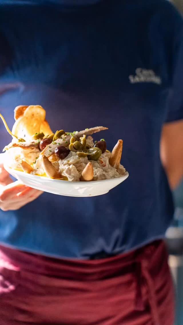 Los domingos en Café Sardina son de tapeo…¡y no te puedes perder nuestra "rusa",ni las bravas "de Bruno",ni nuestras croquetas,ni ni ni…!¿O prefieres una paellita?