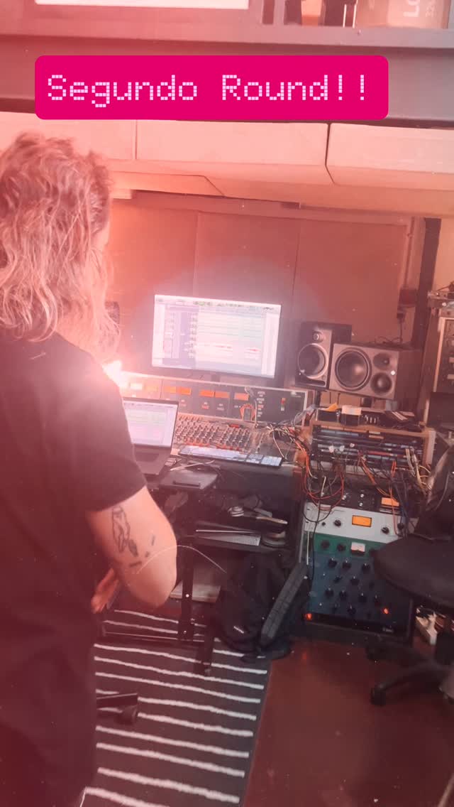 Segundo round con Los Puya. Voces y guitarras, con Juan Diego de @b_roomstudio a la producción. Esto empieza a sonar.
#lospuya #rockespañol #recordingstudio #analogrecording #estudiodigrabacion #recordingsession #guitargear #costadelsol #recordingvocals #rockindependiente @lospuya @consumaintensidadoficial