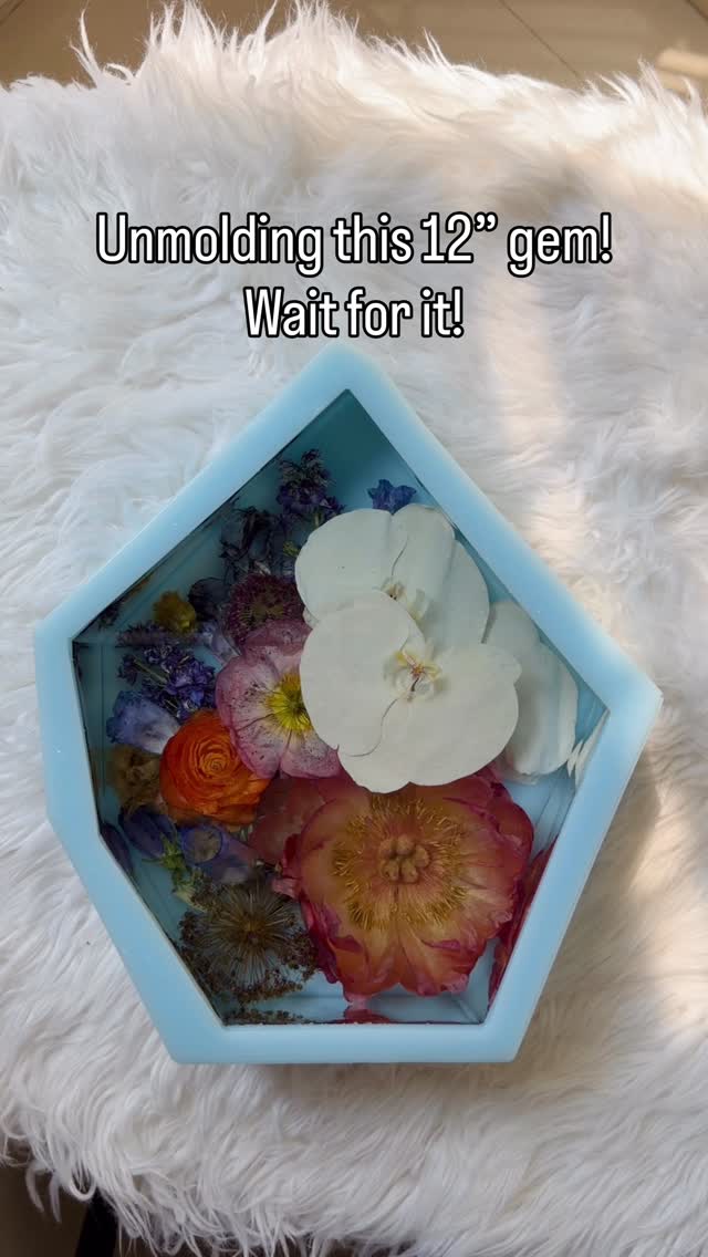 Unmolding this 12” gem with me! I absolutely love this shape and hope more clients choose this unique shape.
.
Florist: @athabold
Bride: @alexgoidel
Mold: @aajmolds
Resin: @superclearepoxy liquid glass. Use the link in linktree bio and code ‘Pranal5’ for additional discount. The coupon can be stacked on current discounts they are running.
.
.
.
.
.
#bouquetpreservation #flowerpreservation