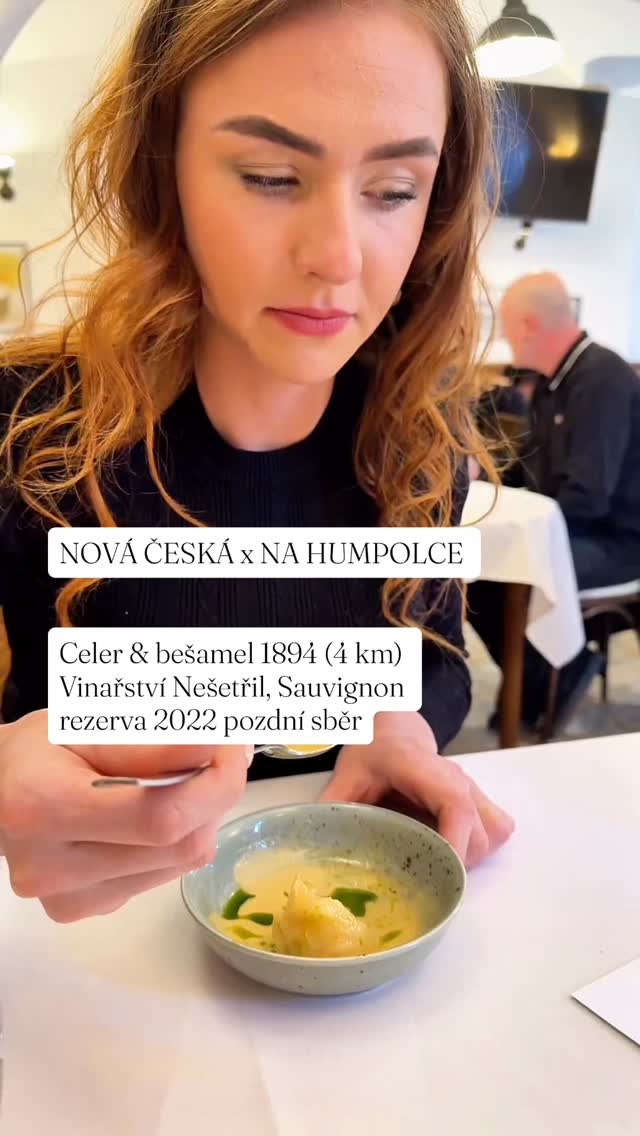 1.chod
Celer & bešamel 1894
První chod večera a jasný vzkaz, že i obyčejná surovina může chutnat neobyčejně.
Lokální celer, sametový bešamel a chuť, která udá tón celému menu.
Takhle chutná Nová česká Na Humpolce – moderně, lokálně a s respektem k surovině.
👉 A tohle je teprve začátek.