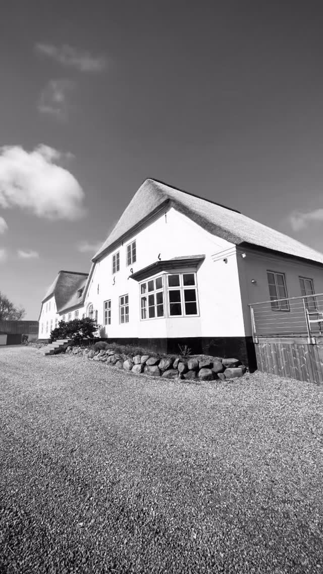 Der findes steder, hvor lyset falder en anelse blødere, og hvor verden åbner sig mere.
Museum Wegner er et af dem.
Midt i marskens vidde, på den gamle gård Hestholm, løfter stedet sig roligt over landskabet. Her, mellem himmel og jord, folder fortællingen om Hans J. Wegner sig ud gennem træets overflade, linjernes spænding og detaljernes stille præcision.
Man bevæger sig gennem rummene som gennem en tanke.
En stol er ikke blot en stol, men et møde mellem hånd og idé.
En kurve, en samling, en flade – alt bærer på en intention, formet med respekt for materialet og for mennesket, der skal bruge det.
Lyset fra marsken glider ind og lægger sig over møblerne, som var det en del af dem. Det fremhæver åretegningerne, blødgør formerne og lader håndværket træde frem i sin reneste form.
Her er der plads til at standse op.
Til at se lidt nærmere.
Til at mærke, hvad godt design egentlig er.
#MuseumWegner #HansJWegner #DanskDesign #Designklassiker #Marsken Tønder Håndværk SkandinaviskDesign