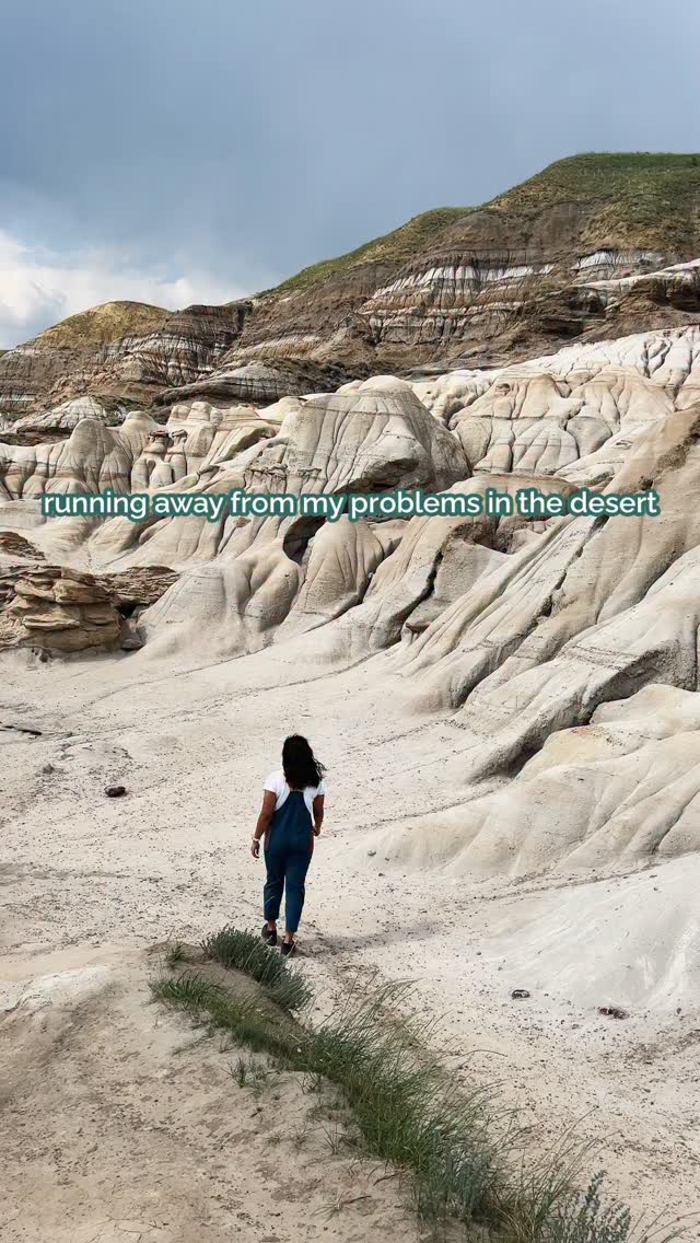 Did you know this place exists in Canada? I for sure didn’t.
This would never have been somewhere I would have thought to visit, but I’m so glad I did
It’s a quiet town, just a 2-hour drive from Calgary, and a great place to unwind and practice slow travel
If you’re feeling stuck with life, grab a journal and carve out some time in the Hoodoos to get some clarity on yourself. It’s a great place to do it.
SAVE this for your Canada bucket list!
•
Drumheller, Alberta