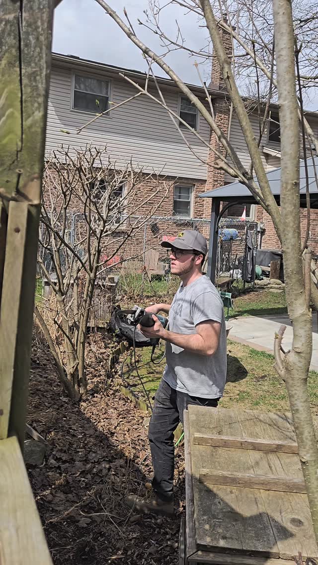 🚧 Demo day in Westmount! Tearing out this old fence to make way for a fresh build. 🔨
Why hire us? We bring the perfect mix of seasoned experience and unstoppable youthful energy. Don't settle—hire the best. 💪
#FenceBuilding #FenceTearout #DemoDay #LondonOnt #HireTheBest