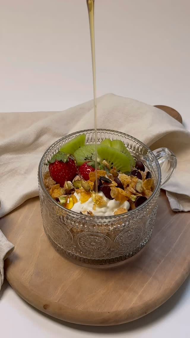 QUINOA BOL (idée petit-déjeuner healthy) 🥣
INGRÉDIENTS :
1/3 de tasse de quinoa
1 tasse d’eau
1 cuill. à soupe de sirop d’érable
Cannelle
1/2 tasse de lait d’avoine (ou autre lait au choix)
GARNITURES :
Fruits frais, yaourt grec, beurre de cacahuète, @lesgranolasdejenny , pistaches concassées.
PRÉPARATION :
✔️ Mélanger le quinoa et l’eau dans une casserole
✔️ Cuire en remuant régulièrement jusqu’à absorption (ajouter un peu d’eau si nécessaire)
✔️ Ajouter le sirop d’érable, la cannelle et le lait
✔️ Mélanger jusqu’à obtenir une texture crémeuse
✔️ Verser dans un bol
✔️ Ajouter les garnitures : fruits frais, yaourt, beurre de cacahuète, nos granolas et pistaches.
#lesgranolasdejenny #granola #ideepetitdejeuner #healthybreakfastideas #recettefacile