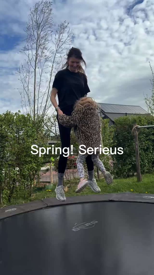 “Springen. Serieus.” 😅
Ik hoorde deze tip laatst in een podcast over de perimenopauze…
en ik dacht eerst: ja hoor, daar gaan we 🙃
Maar hoe meer ik erin dook, hoe logischer het werd.
Want juist in deze fase wil je:
– je stresssysteem ondersteunen
– je lichaam in beweging houden
– en je energie een beetje helpen
En iets simpels als trampoline springen doet dus verrassend veel 👇
✨ Het helpt je conditie opbouwen
✨ Activeert je spieren (zonder dat het zwaar voelt)
✨ Stimuleert je lymfesysteem (belangrijk voor afvoer van afvalstoffen)
✨ En geeft je vaak meteen een energieboost
Ik merk zelf: als iets leuk is, houd je het ook veel makkelijker vol.
En dit is er zo één.
Dus ja… ik zeg het toch:
2 minuten per dag. Groot verschil 😉
Zou jij dit doen? Of denk je nog steeds: no way echt niet! 😄 ik begrijp zelfs dat er op bepaalde werkplekken een trampoline staat. Hoe fantastisch! #hormonen #gezondeleefstijl #perimenopauze #vrouwengezondheid #trampolinefitness
