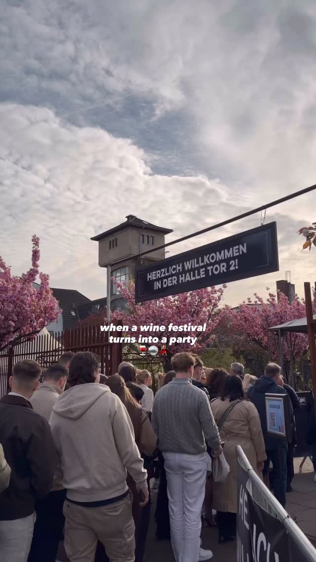 pov: when a wine festival turns into a party - das war bei uns am Wochenende der Fall 🪩🕺
2 Tage lang hat das @lieblichundtrockenfestival bei uns statt gefunden und die Stimmung war einfach nur der Hammer.
Eventuell hat das ein oder andere Glas Wein zu der grandiostesten Afterparty überhaupt geführt👀
Vielen Dank an alle die da waren & an unsere Partner*innen 🫶🏼🍷🍇 we wanna See you again!
#weinfest #köln #wein #party #diehalletor2
