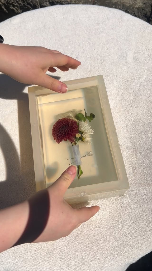 It’s just as important to preserve the Groom’s Boutonnière 💐😍
#resinart #bouquetpreservation #flowerpreservation #resindemolding #flowersinresin