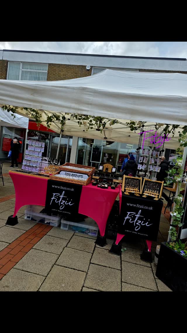 Hey guys... we're all set up in #Northwich with @_themarketco and wevegot blue sky's π π
.
.
.
#handmade #artisanmarket #fitzii #recycledjewellery